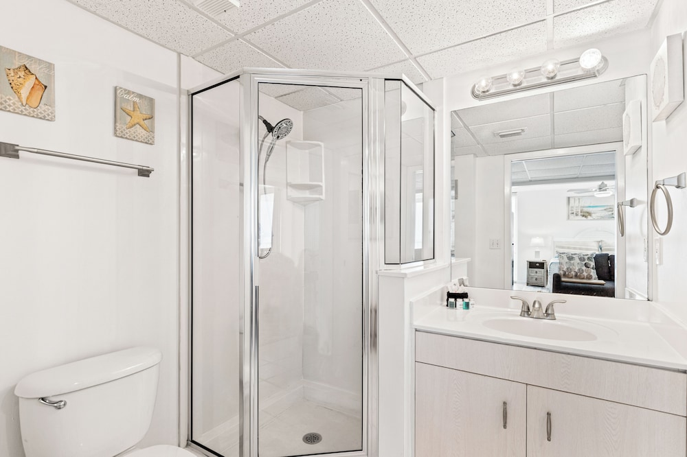 Coastal Hideaway: Cozy Beachfront Studio Sleeps 4 With Stunning Views!
