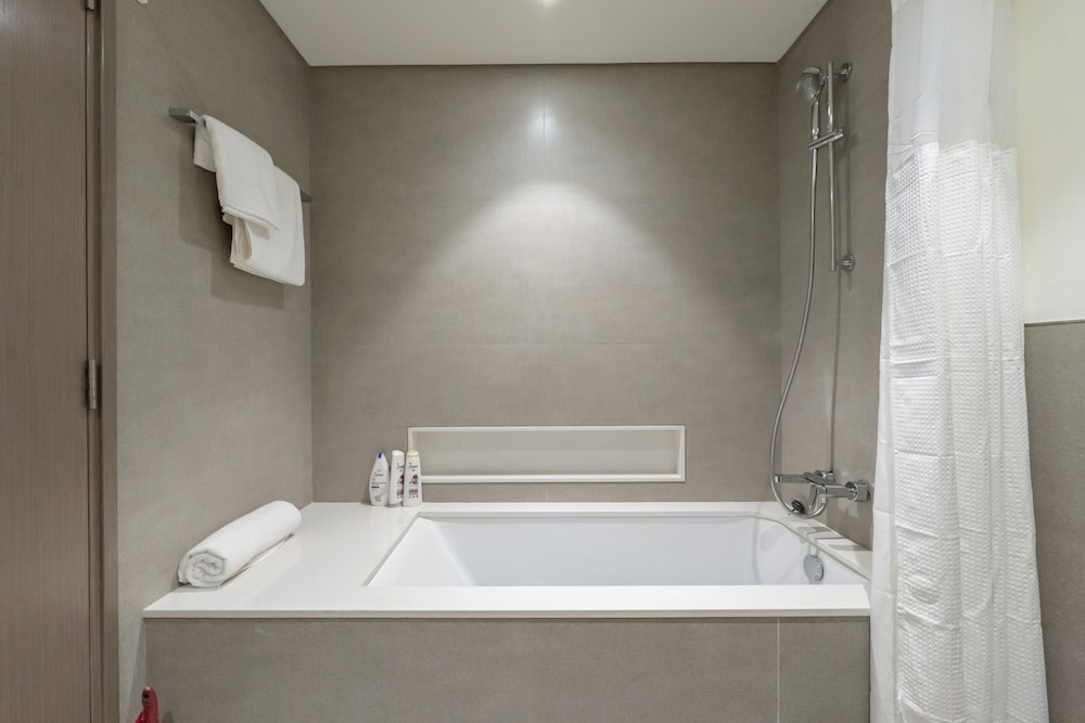 One Lux Stay Grande Signature Residences