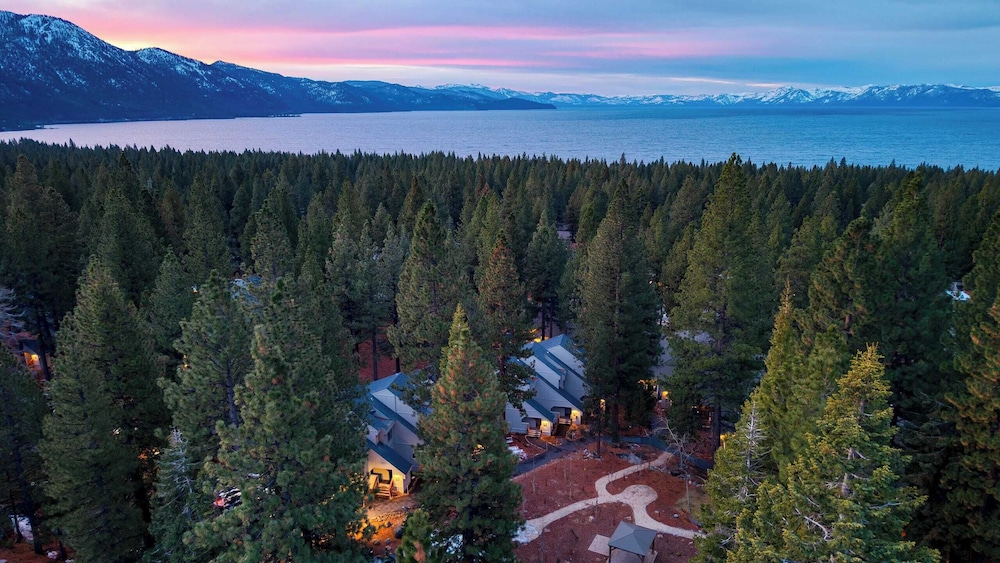 Crystal Pines Cozy Lake Tahoe Escape With Fully Equipped Kitchen and Balcony Views