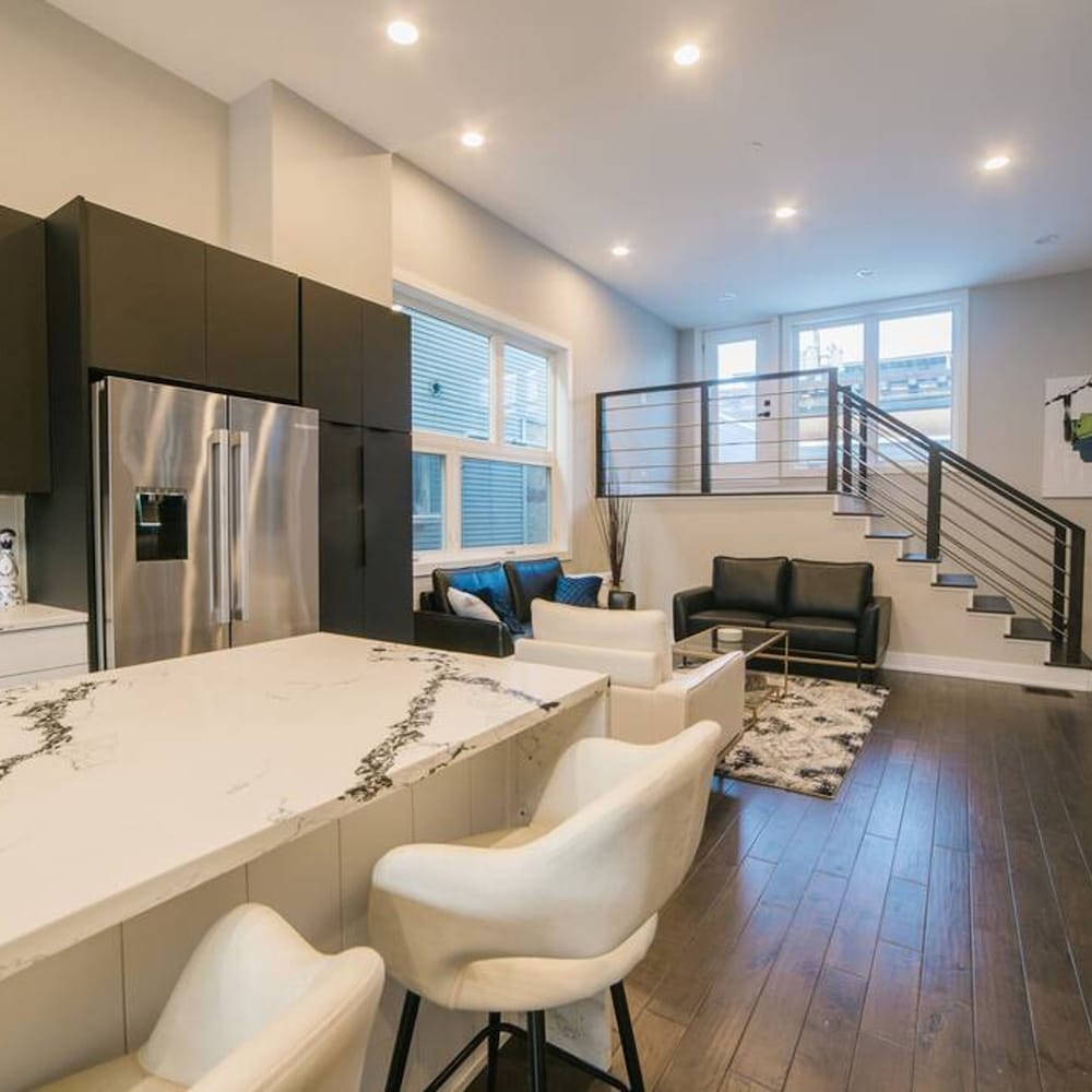 Magnificent NEW Home w 8 Beds Free Parking