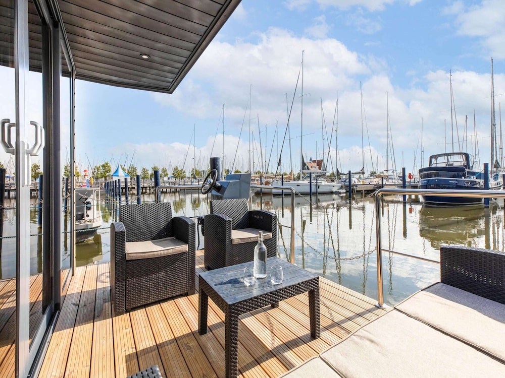 Houseboat in Volendam Marina view 4