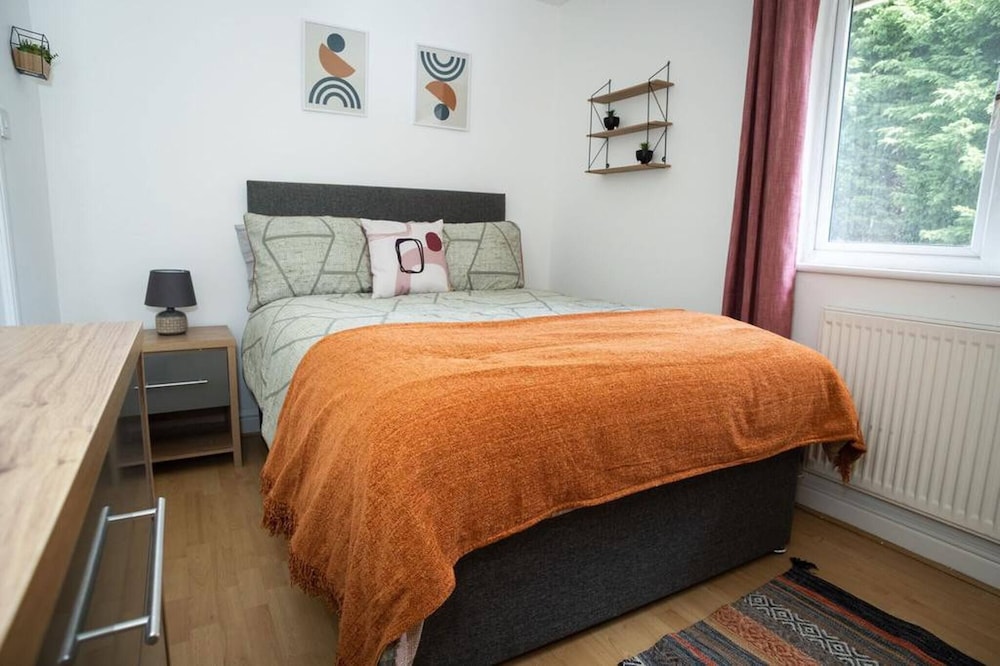 Lovely 2bedroom Home in Haydock With Free Parking
