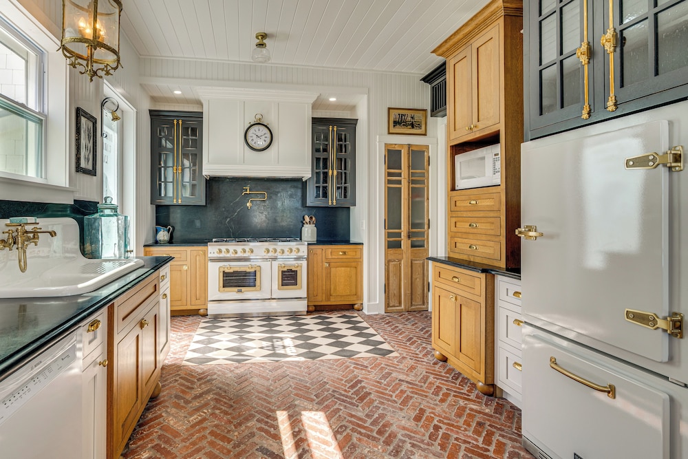 Luxe Pine Island Living: Historic Old Florida Gem!