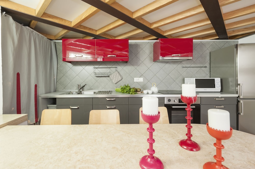Inviting 3-bed Apartment in Roma 4mins to Colosseo