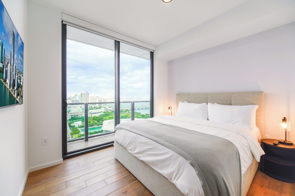 Deluxe Apt Bayside Views Await