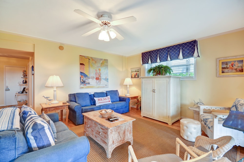 Dog Friendly Ground Level Duplex by RedAwning view 5
