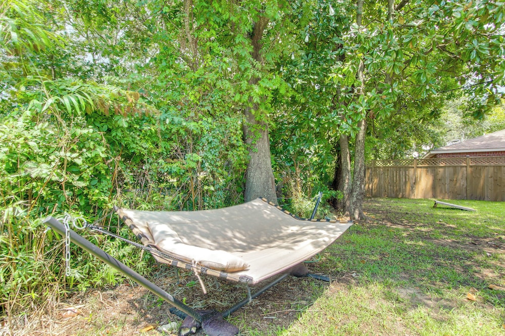 Walk to Beach, Gazebo w/ Hot Tub: Gulfport Gem!