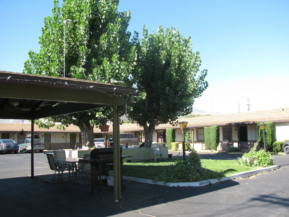 Bishop Vacations - El Rancho Motel - Property Image 97