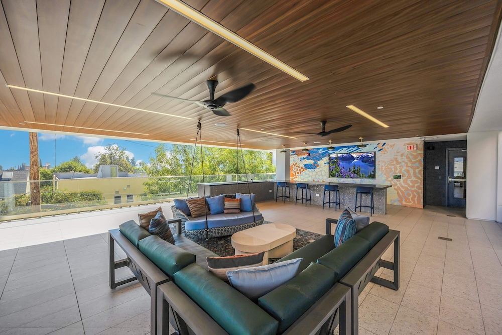 Luxury 3BR Hollywood Sign View by Oneluxstay