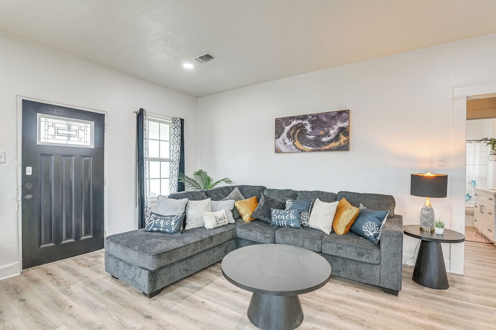 < 1 Mi to Beaches: Galveston Retreat w/ Patio!