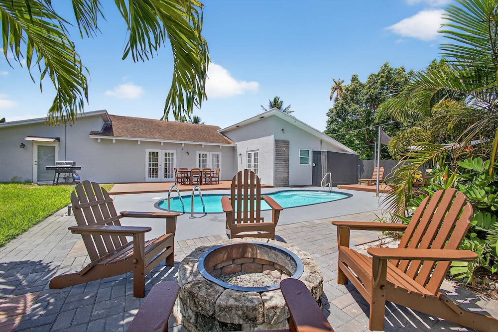Luxury Meets Paradise Family-friendly 4BR w Pool
