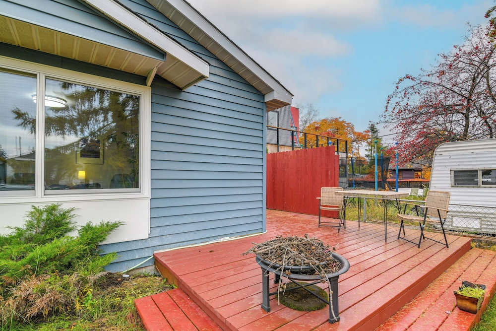 Anchorage Townhome: 2 Mi to Dwtn! view 2