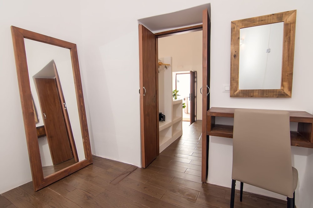 Santorini Luxury Suite w Rooftop Hottub Seaview