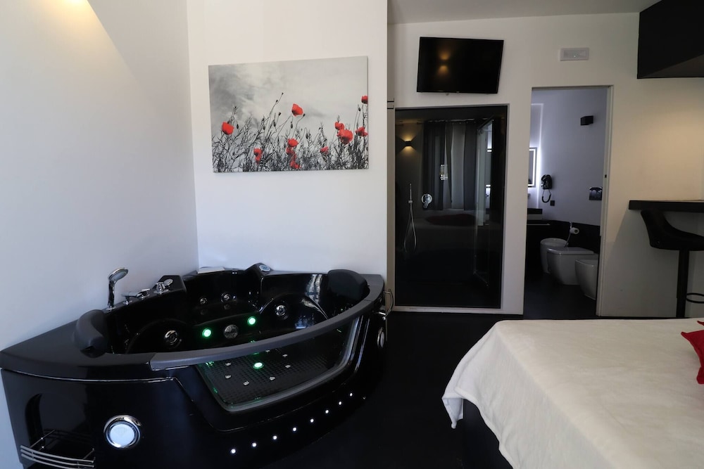 Black&white Otranto Suite view 4
