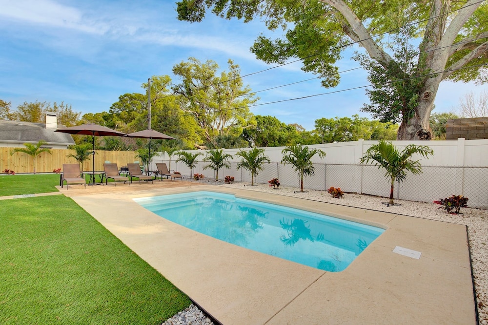Palm Oasis 2 2 Serene Backyard Private Poolside