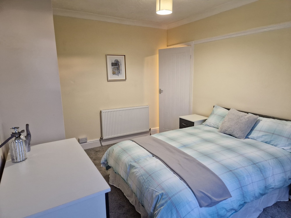 Lovely, Large 3 - Bedroom House in Preston view 3