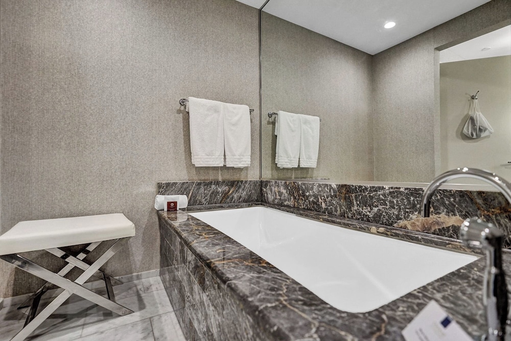 Chic Beachfront Bliss: Your Perfect 1 BR Retreat !