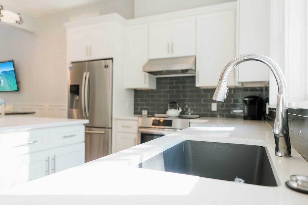 Walk to Beach, 2 Shared Pools, Enclosed Porch, Bikes 30A Hideaway by Avantstay