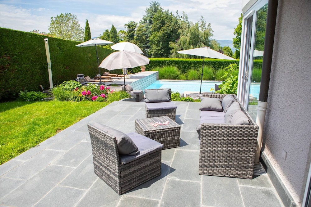 Villa au Bord du lac Avec Piscine Privee et Acces Direct au lac