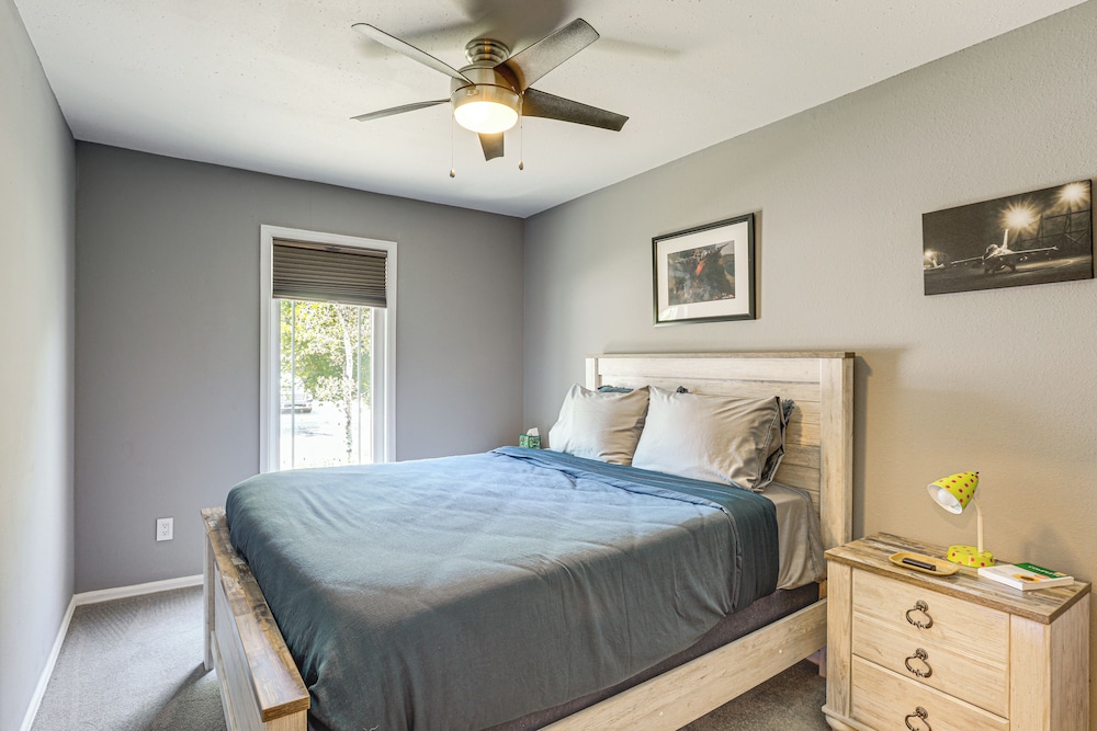Pet-friendly Retreat w/ Fenced Yard in Aurora