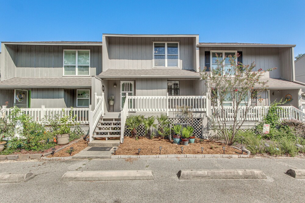 Inviting Home w/ Golf Course View in Diamondhead!