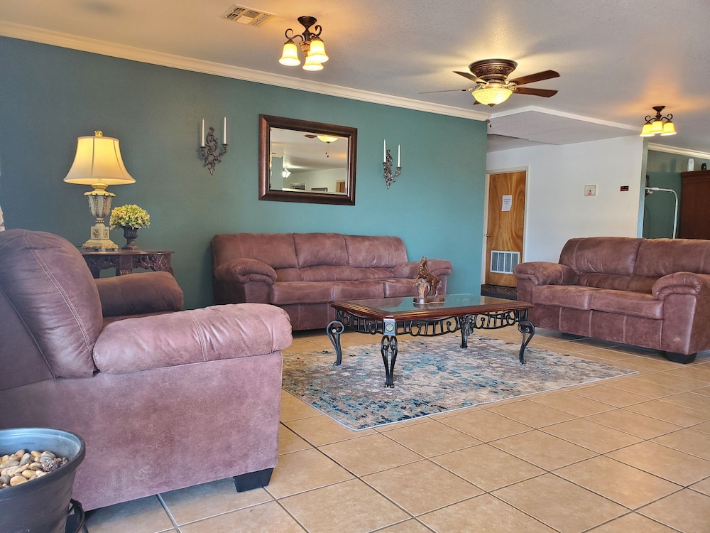 McAlester Vacations - Candlelight Inn  Suites Hwy 69 near McAlester - Property Image 3