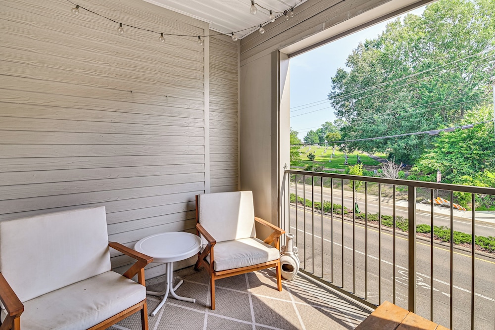 Cotton District Condo: Walkable Spot for Game Day!