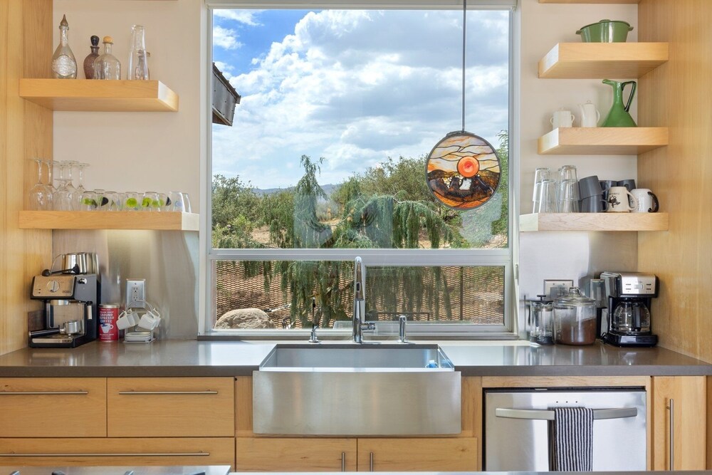 Jackalope Junction-pool, Hot Tub, Fire Pit, Bbq & Desert Views! 2 Bedroom Home by RedAwning