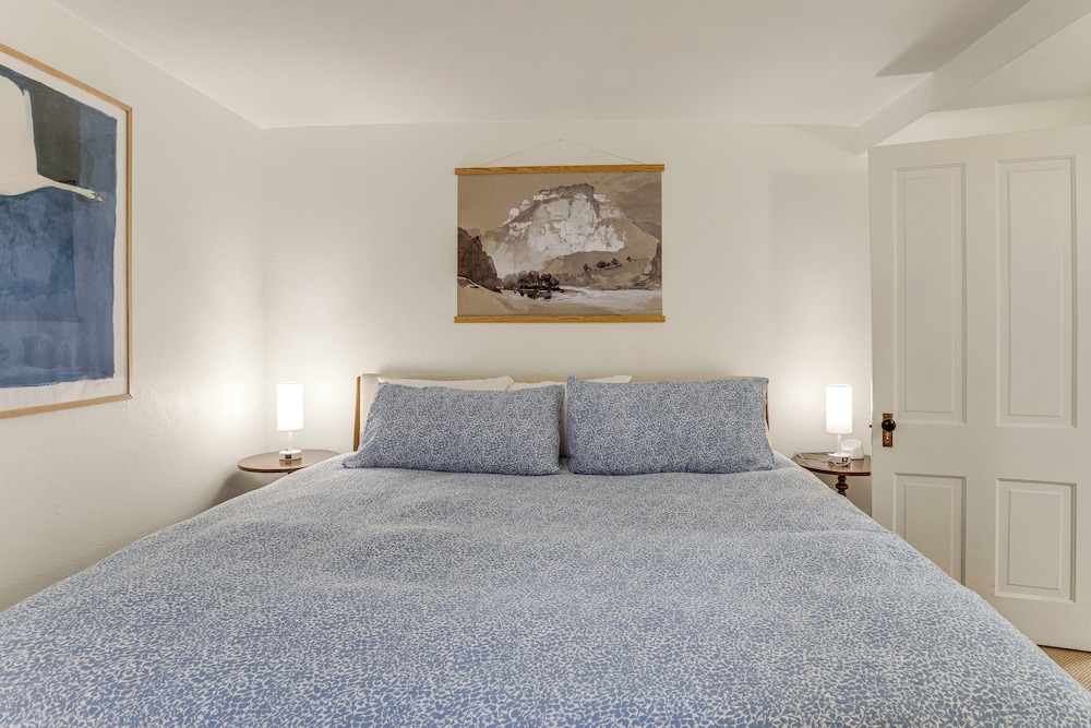 Walkable Apt w/ Off-street Parking in Cheesman!