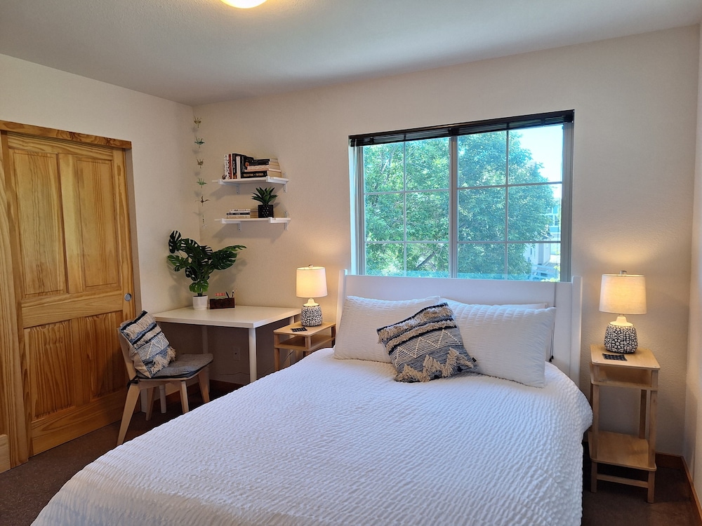 Rigden Retreat Garage, Dog Friendly, Near Trails