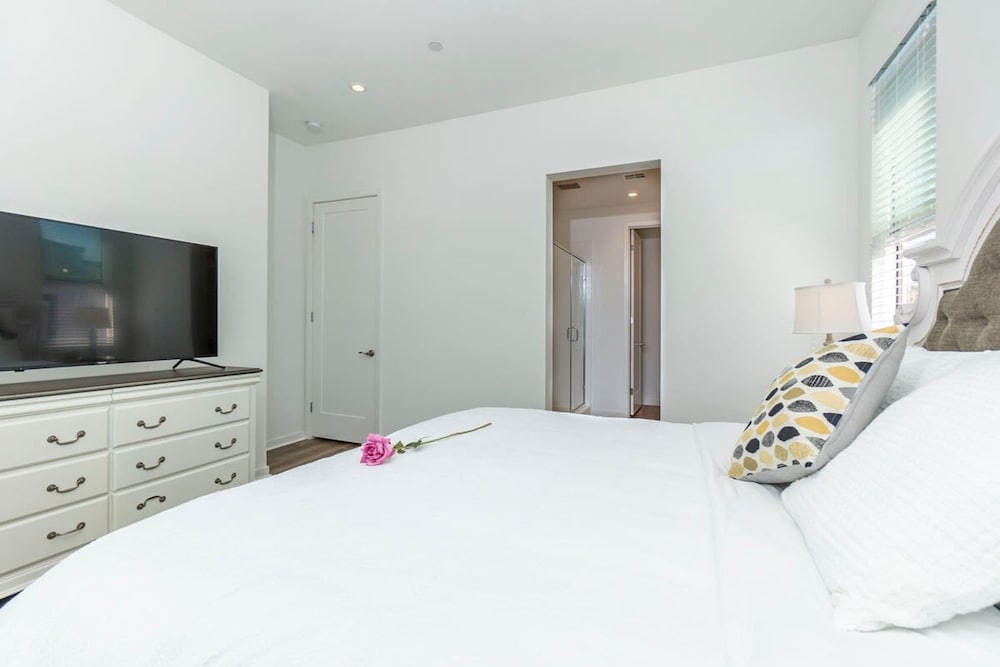 Master Bedroom With King Bed Central Location