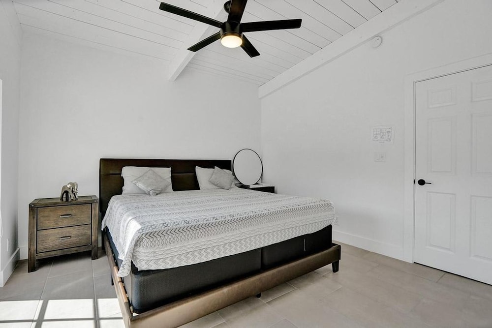 New Pool House 3-bedroom Home Victoria Park