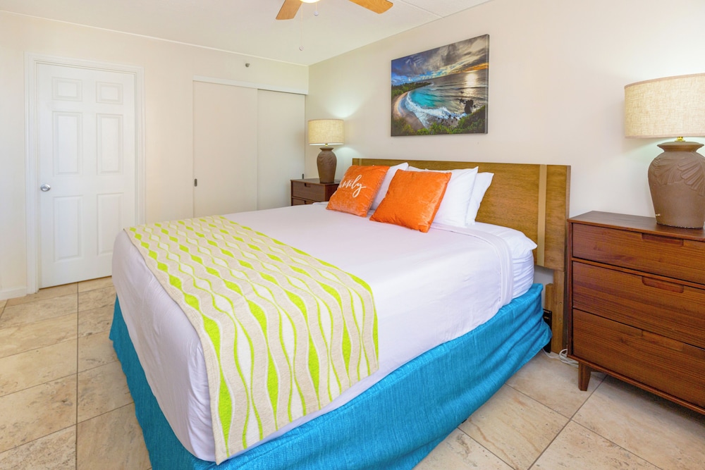 High Floor Ocean View Condo (King Bed and Parking): hotel room photo