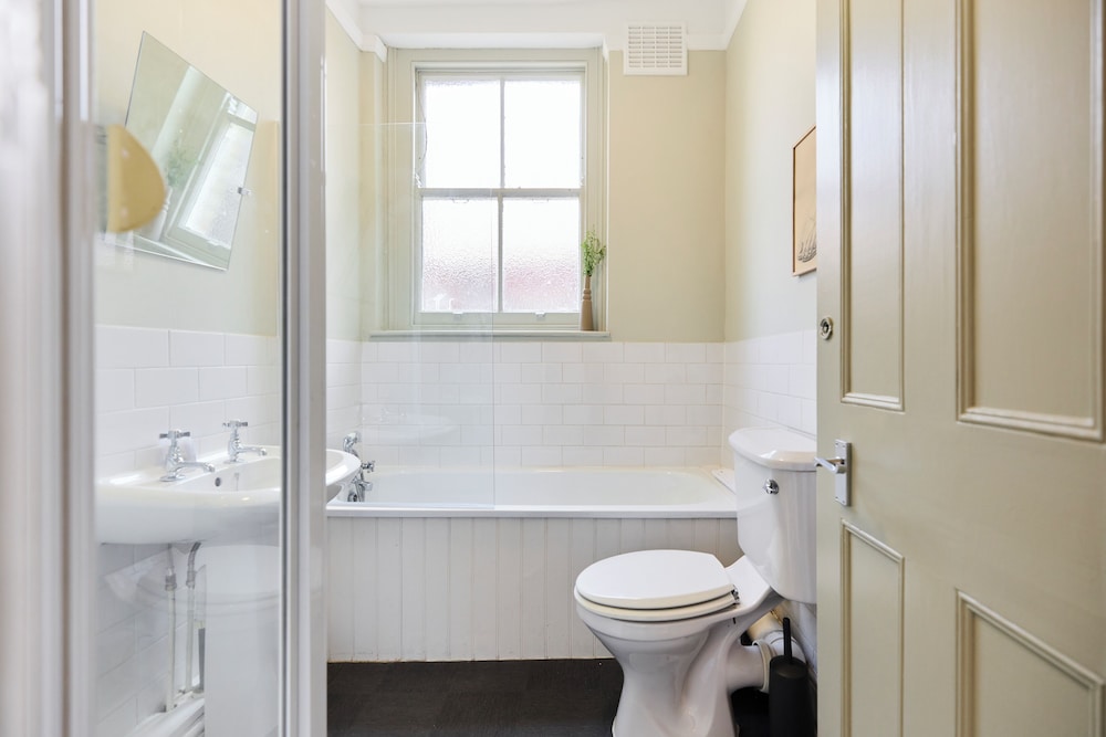 Classic Edwardian Flat near Emirates