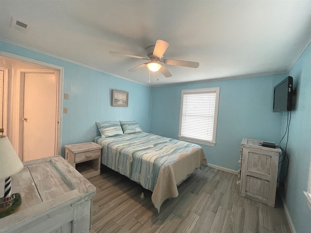 Freaky Tiki 3 Bedroom Cottage by RedAwning