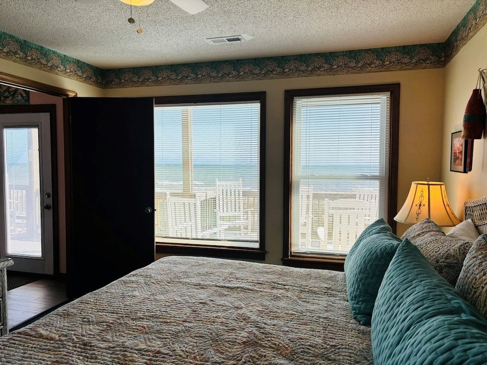 Great Place 5 Bedroom Home by RedAwning