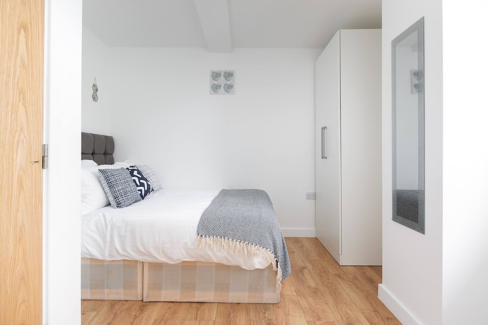 Skyvillion 2bed Enfield Flat W Balcony - Parking view 5