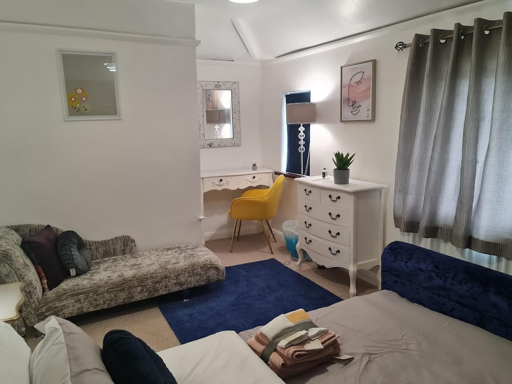 Immaculate 3-bed House in Middleton view 5