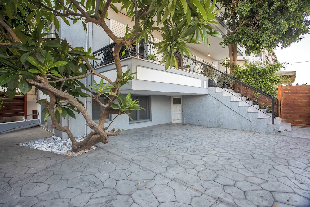 Villa Lilienne - Tranquil Escape With Private Garden Balcony