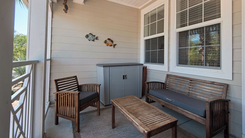 3br/2ba, Sleeps 6, BBQ Grill, Pool, Beach Access + Free Attraction Tickets!