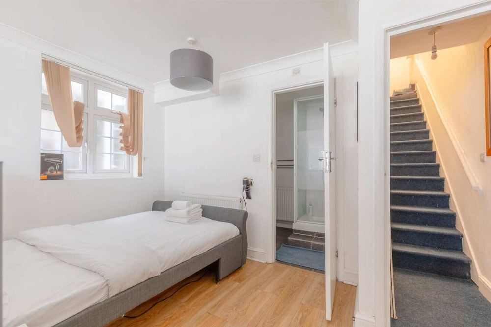 Studio W/private Patio Heart of Brixton, London!