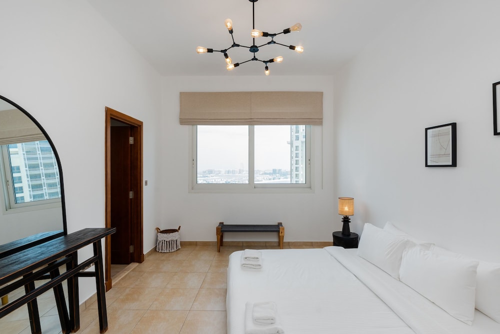 Modern 3BR Maid at the Palm w Pool and Gym