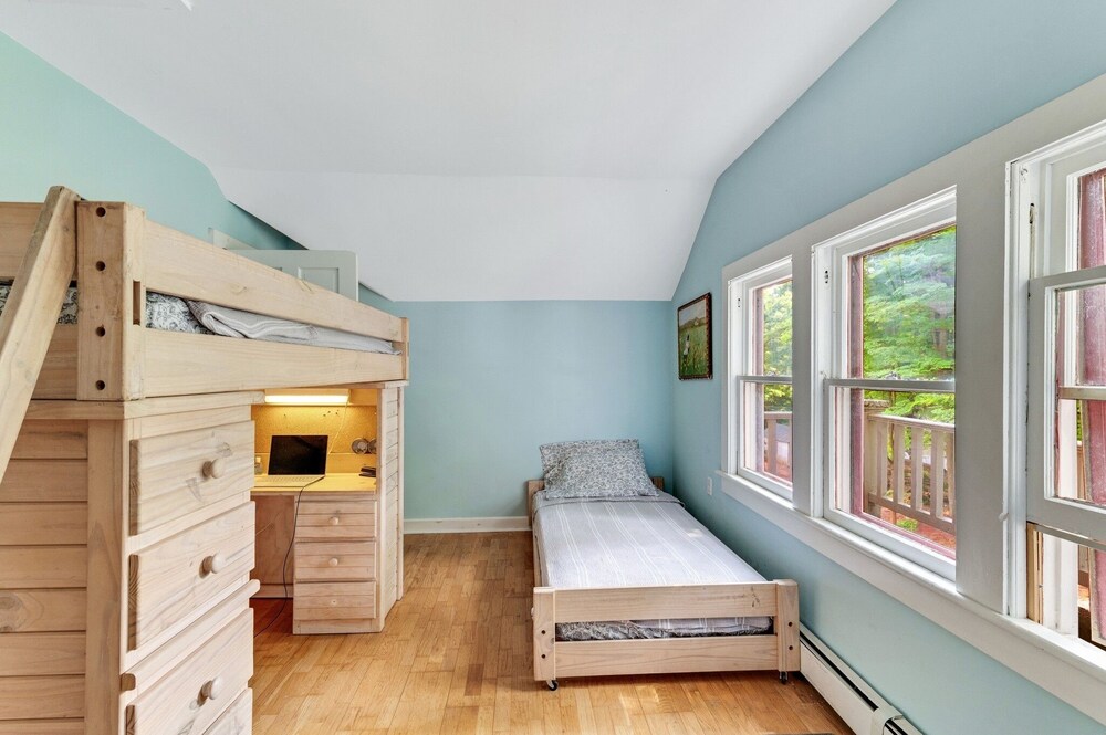 Spacious Victorian Home With Mountain Views And Lots Of Fun Extras!! 5 Bedroom Farmhouse by Redawning - Property Image 24