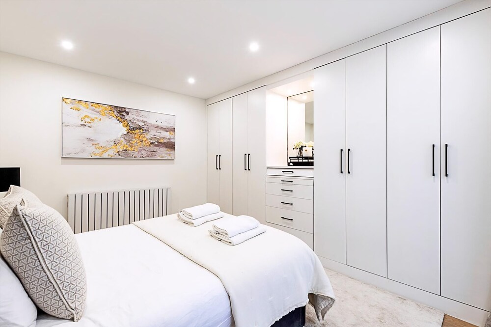 Elegant South Kensington Retreat w/ Outdoor Spaces