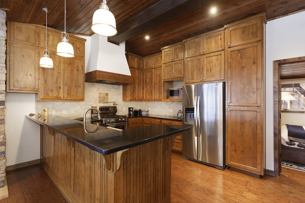 Aspen Condo w/ Pool, Hot Tub & 2 Blocks to Gondola - FH4 by RedAwning