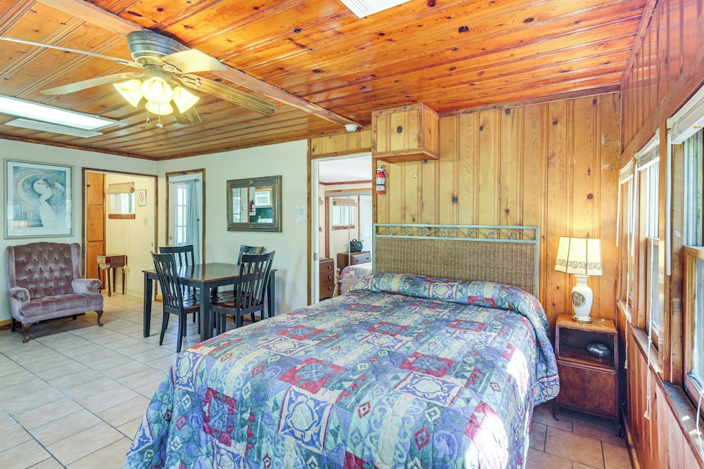 2 Mi to Fishing on Lake Whitney: Cottage w/ Deck