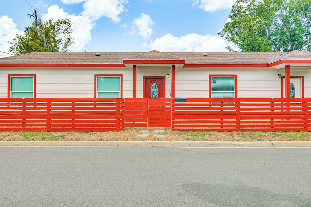 2 Mi to Family Attractions: Brownsville Cottage!
