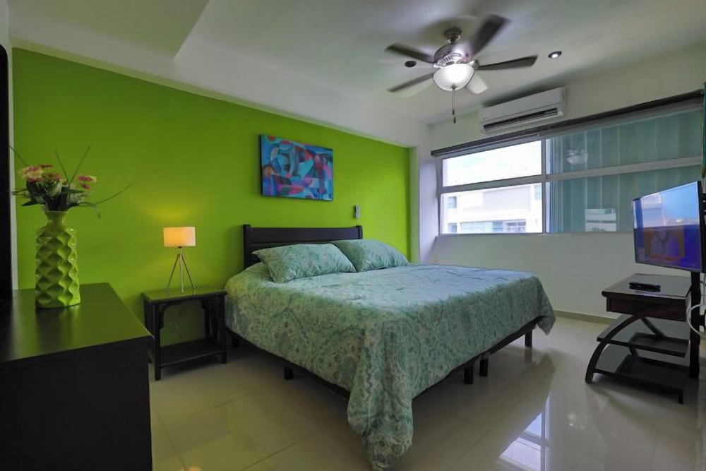 Spacious Condo with Gym & Pool Cancun