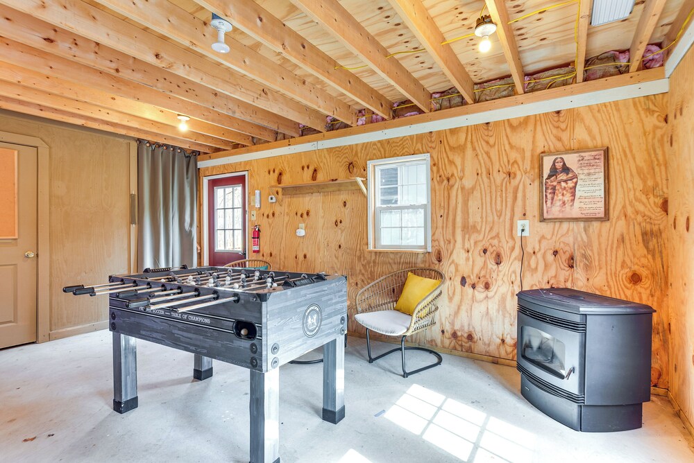 Lake Access & Game Room: Cabin in Pocono Mtns