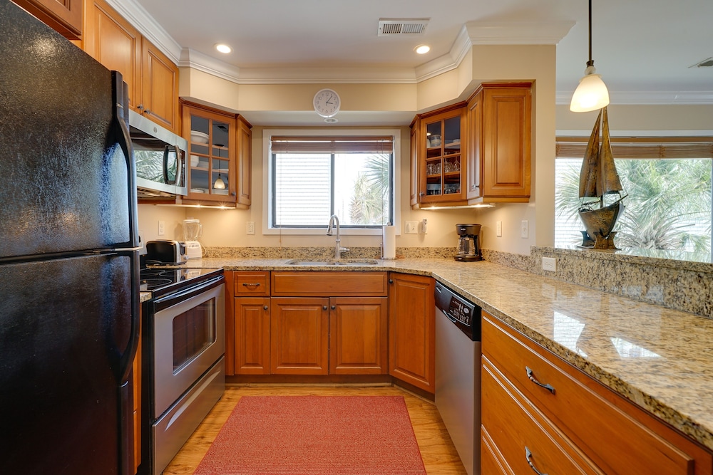 Condo w/ 2 Decks - Steps to Wrightsville Beach!